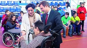 Loza y Bretón, junto a uno de los usuarios en el polideportivo del centro de Lardero. ::   SONIA TERCERO