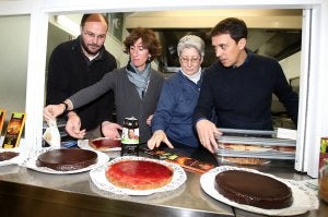 Paniego, con responsables de Intermón Oxfam y Cocina Económica, ayer, durante los preparativos de la merienda de balance. ::
JUAN MARÍN