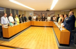 La Diputación Permanente guardó ayer un minuto de silencio por las víctimas del accidente de Santiago. ::                         JUAN MARÍN