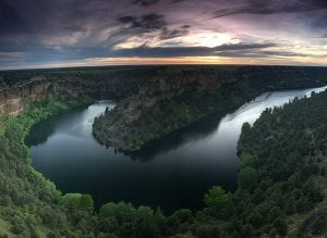 En Segovia. Algo más al sur, según se atraviesa la provincia de Soria, el paisaje es majestuoso gracias a las  hoces del río Duratón. ::                         L.R.