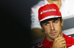 Alonso, con rostro muy serio, ayer en la rueda de prensa en Monza en la que habló de la compra del Euskaltel y de su nuevo proyecto. ::
EFE