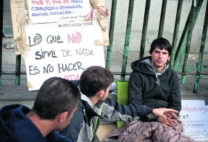 Jorge Arzuaga  (derecha) pasa los  días en Sol desde que  comenzó su huelga  el pasado viernes. En  la imagen, recibe el  apoyo de algunos  ciudadanos. ::                         ÓSCAR CHAMORRO
