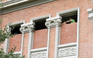 El tapiado de ventanas, de la planta semisótano, baja y primera del edificio, debe completarse tal y como ya se requirió. ::
MIGUEL HERREROS