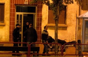 Operarios de la funeraria cuando sacaron el cuerpo de Antonio José A. S. (abajo, en una imagen pública de Facebook). ::                         JUAN MARÍN