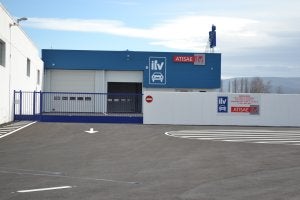 Fachada de la ITV que se inaugura hoy, lunes, en el polígono industrial La Pedregosa de Nájera. ::
P. J. P.