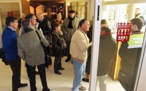 Momento en el que los representantes vecinales accedían en la tarde de ayer al Ayuntamiento de Logroño. ::
JONATHAN HERREROS
