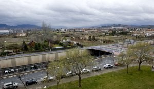 La glorieta de mayor tamaño, al sur del actual puente sobre la circunvalación, ocupará Lope de Vega 34 y 36, dos fincas habitadas con entrada desde la vía de servicio para cuya construcción también se les expropió -en el centro de la imagen la casa de madera y el chalé-. ::
MIGUEL HERREROS