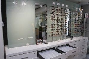 Roban unas 3.000 gafas en Ramón Óptica por el sistema del butrón