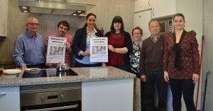 Representantes del Hogar de Personas Mayores junto a Antonio León, María Teresa Antoñanzas e Irene Gutiérrez, en la cocina del hogar. ::                         I.Á.