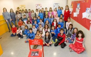 Los alumnos de 3º y 4º de Primaria en el colegio La Guindalera recibieron 'la silla roja' física y quedaron con el encargo de trasladar su significado. ::
MIGUEL HERREROS