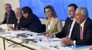 Mariano Rajoy y María Dolores de Cospedal presiden la reunión de ayer del Comité Ejecutivo Nacional del PP. ::
R. C.