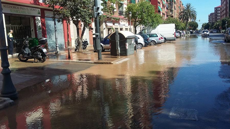 La rotura de una tubería inunda el barrio de Malilla