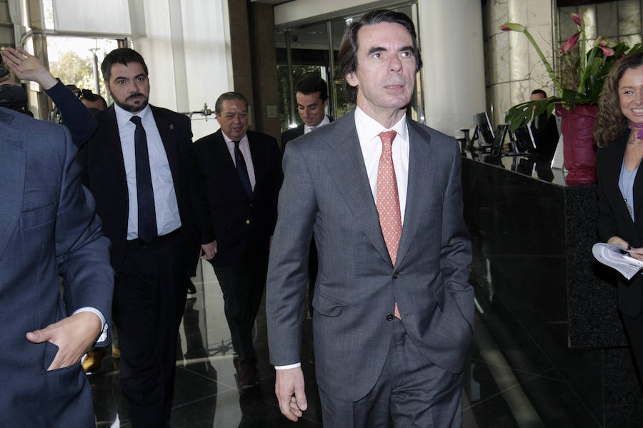 El expresidente del Gobierno José María Aznar se reúne en Valencia con 70 empresarios