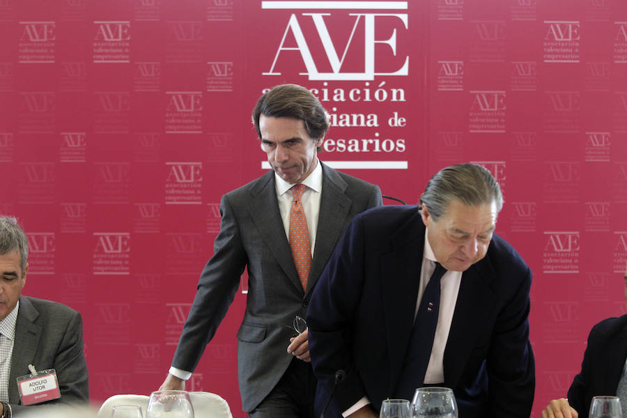 El expresidente del Gobierno José María Aznar se reúne en Valencia con 70 empresarios