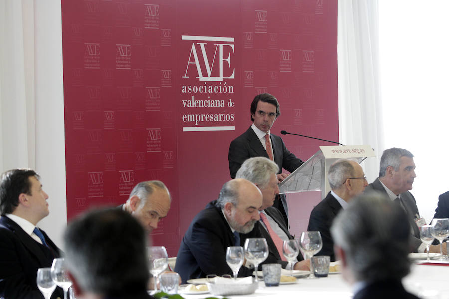 El expresidente del Gobierno José María Aznar se reúne en Valencia con 70 empresarios