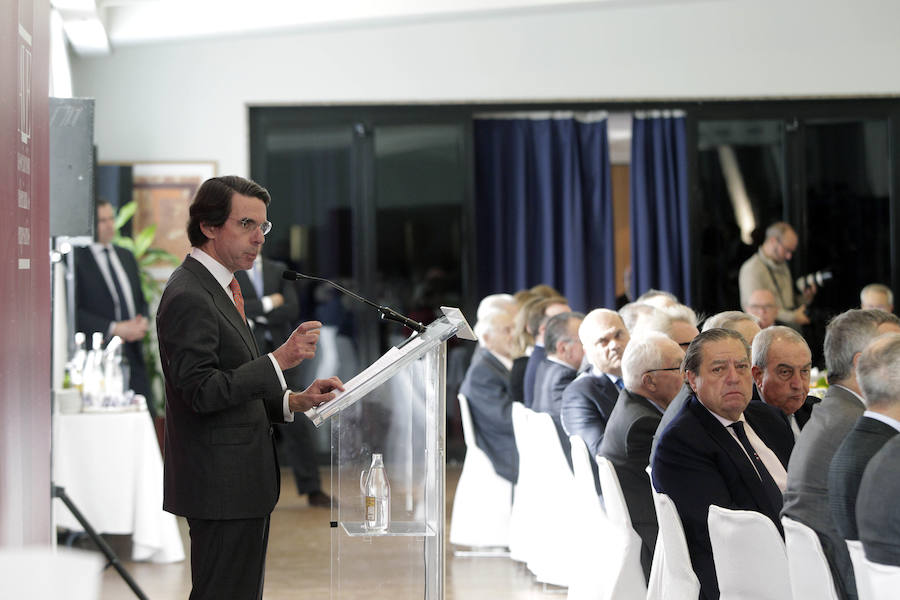 El expresidente del Gobierno José María Aznar se reúne en Valencia con 70 empresarios