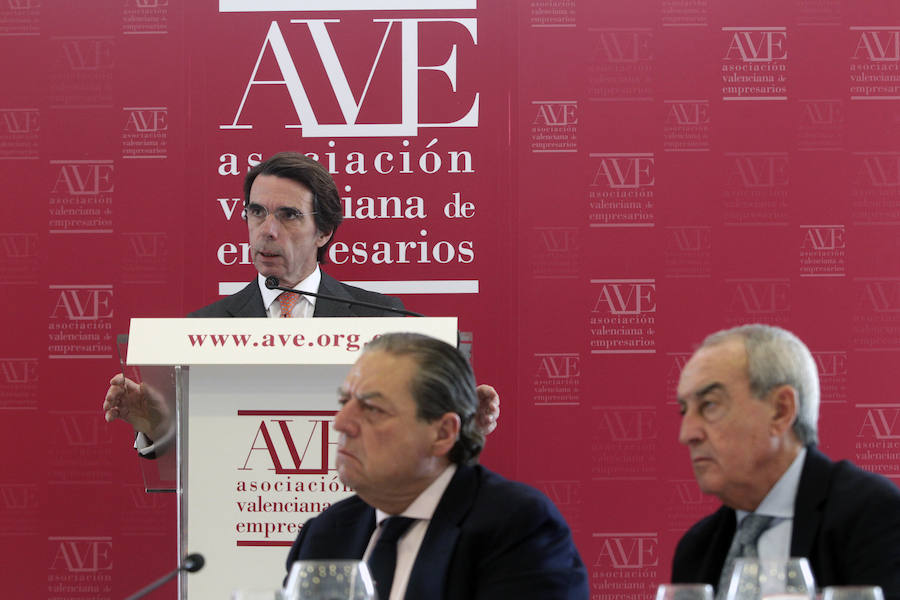 El expresidente del Gobierno José María Aznar se reúne en Valencia con 70 empresarios