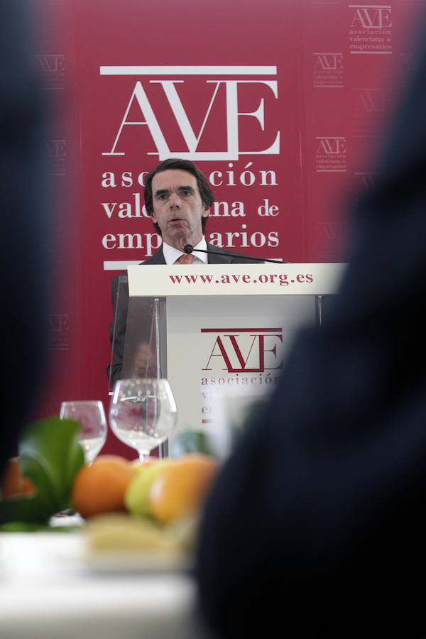 El expresidente del Gobierno José María Aznar se reúne en Valencia con 70 empresarios