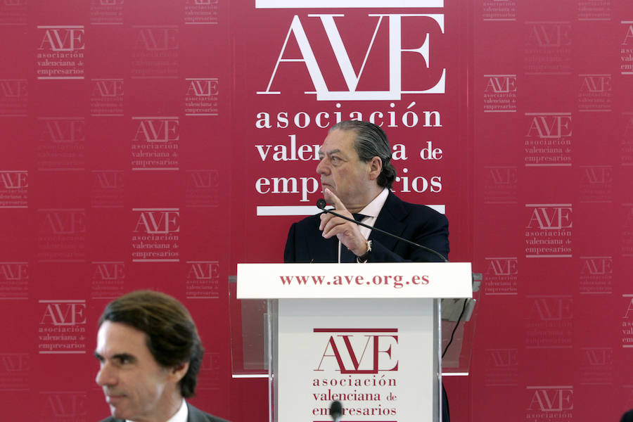 El expresidente del Gobierno José María Aznar se reúne en Valencia con 70 empresarios