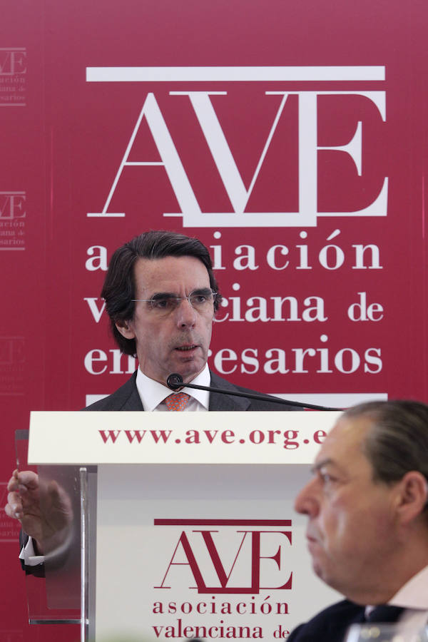 El expresidente del Gobierno José María Aznar se reúne en Valencia con 70 empresarios