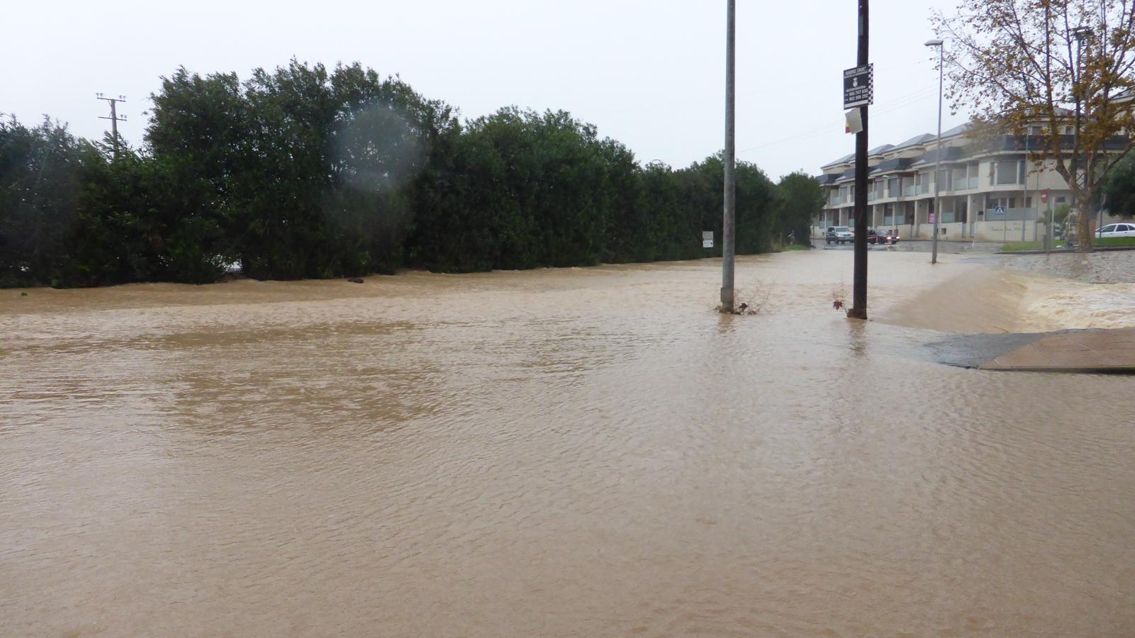 En Pilar de la Horadada la rambla ha canalizado parte del agua de lluvia caída en el campo, aunque la policía local ha tenido que cortar los accesos a barrios como la almazara y zonas como el campo de fútbol o torresegura.