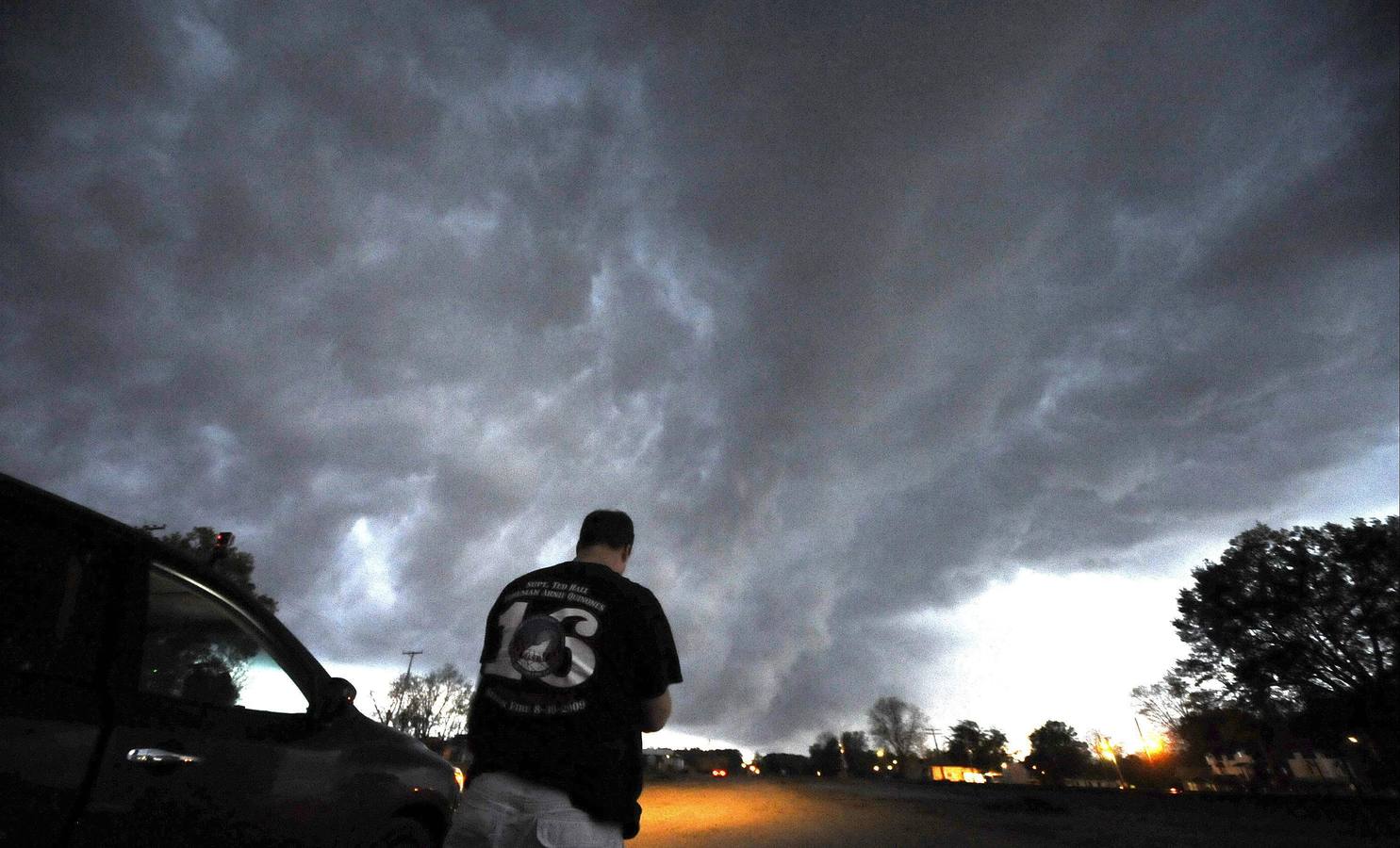 Un hombre mira el tornado en Bearden. 