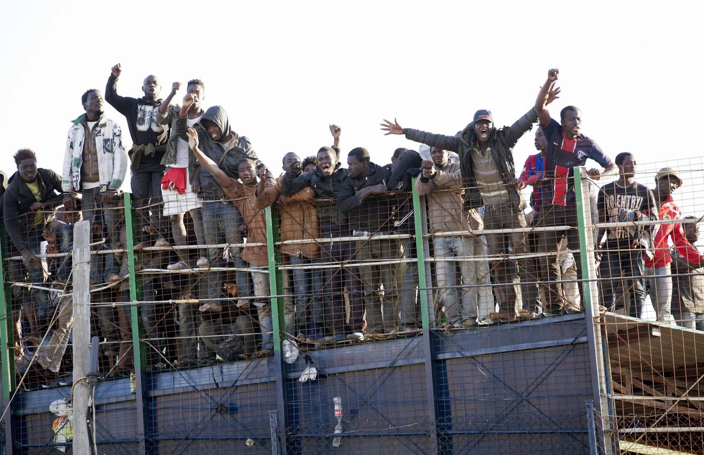 Unos 20 inmigrantes entran en Melilla tras un forcejeo con la policía