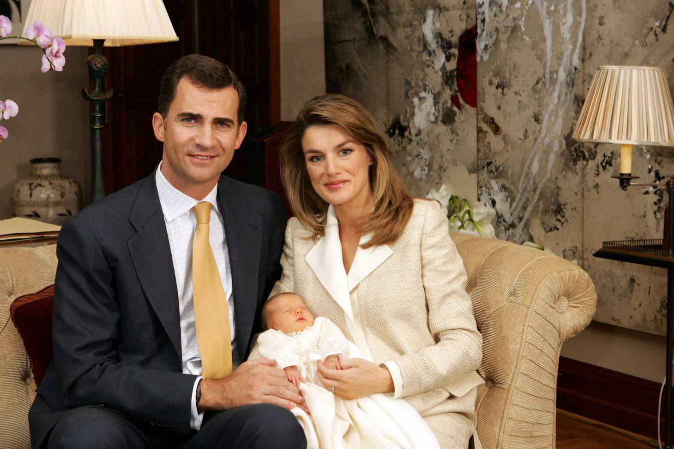 Hoy se cumplen diez años de la boda entre los Príncipes de Asturias. En la imagen, Don Felipe y Doña Letizia, junto a la infanta Leonor en 2005.