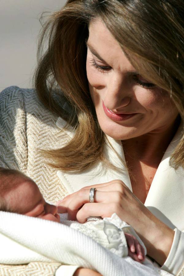 Hoy se cumplen diez años de la boda entre los Príncipes de Asturias. En la imagen, Doña Letizia, junto a la infanta Leonor en 2005.