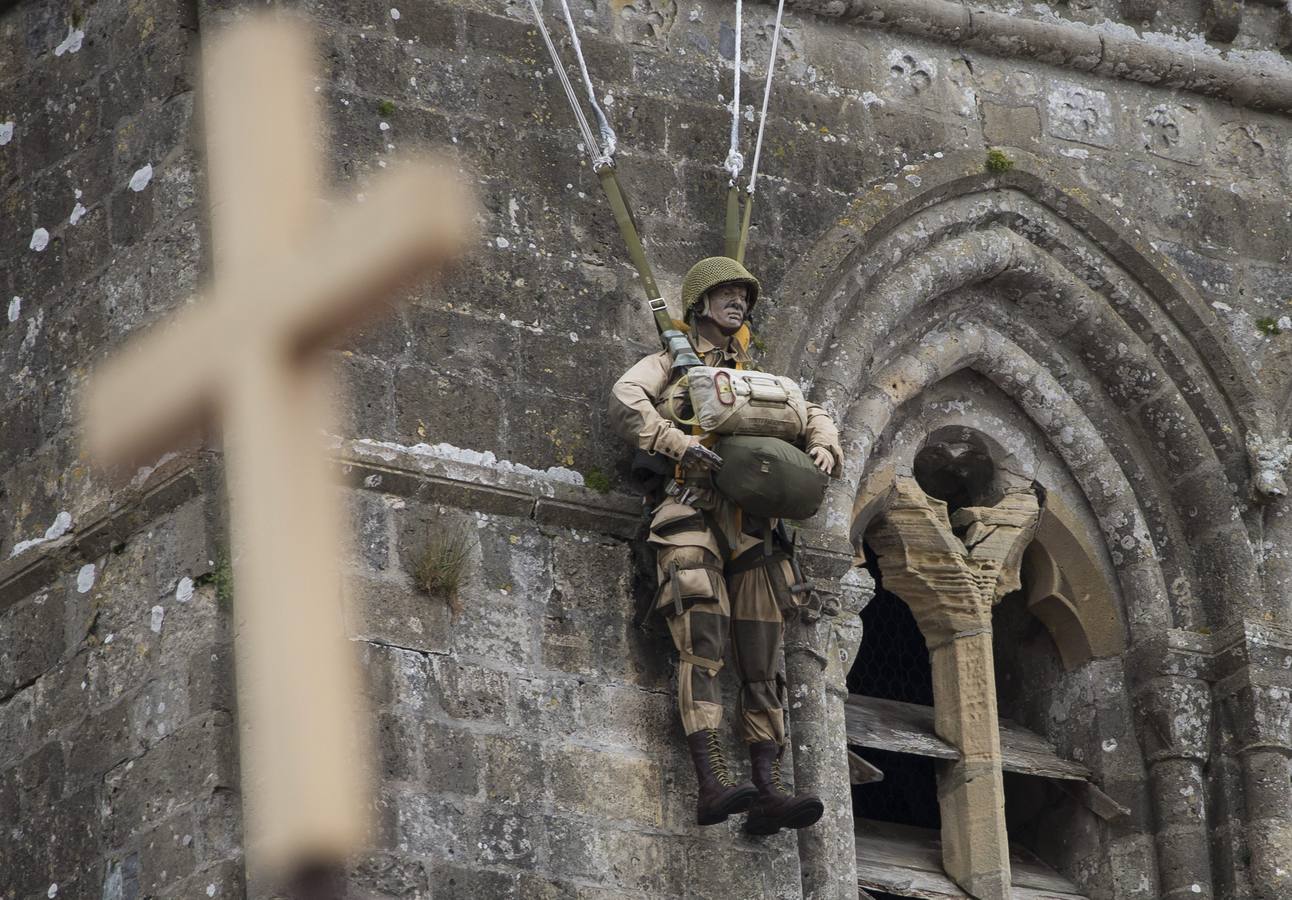 Un maniquí, que representa al paracaidísta estadounidense, John Steele, cuelga de la fachada de la iglesia de Sainte-Mere-Eglise.