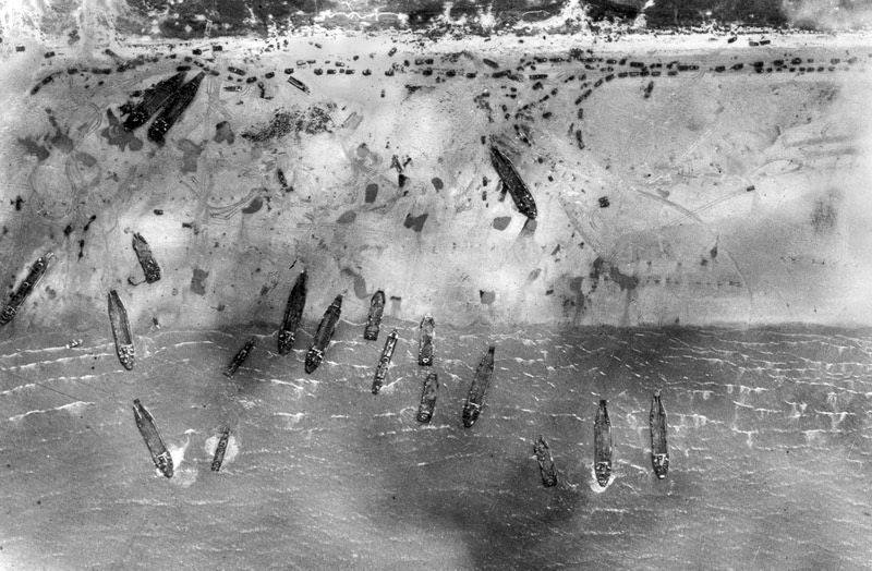 Varias tropas desembarcando en el Día-D en la playa Sword, en Francia, el pasado 6 de junio del 1944. Esta imagen se tomó desde un avión Mustang del segundo escuadrón.