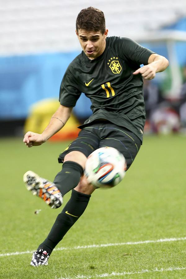 Oscar chuta a portería. El jugador brasileño practica su tiro