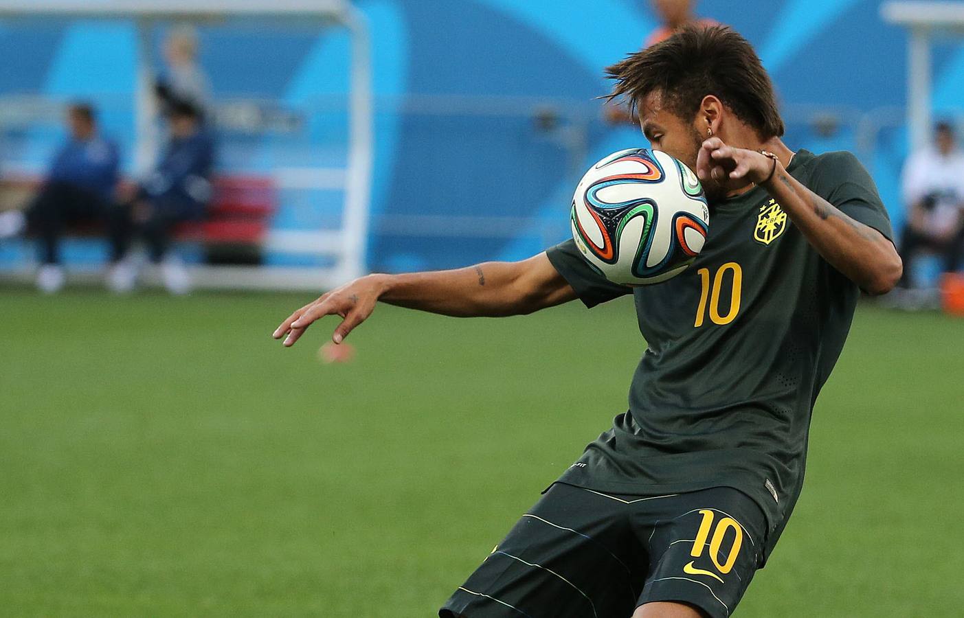 Neymar la para de pecho. El atacante ataja el balón