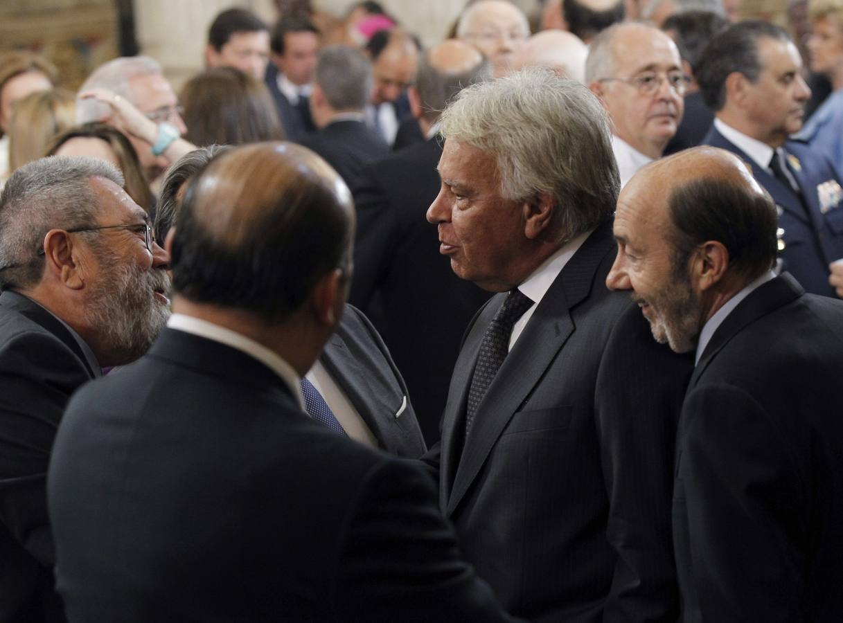 El expresidente del Gobierno Felipe González, junto al líder del PSOE, Alfredo Pérez Rubalcaba, conversa con el secretario general de UGT, Cándido Méndez.