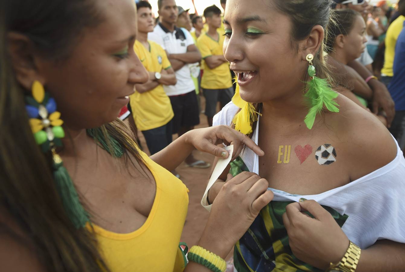 Duelo de las aficionadas en el Mundial de Brasil (1)