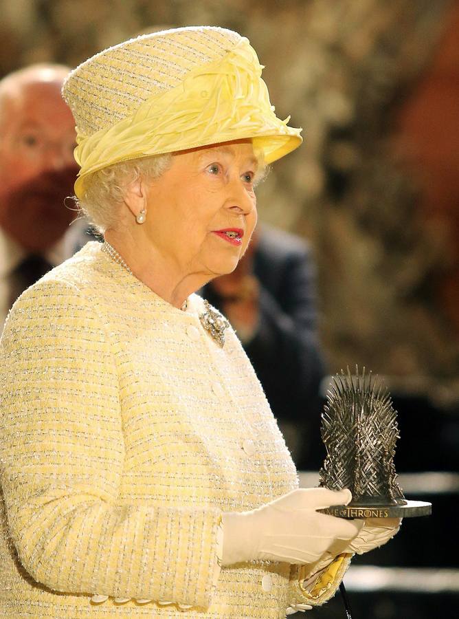 Isabel II, durante su visita al set.