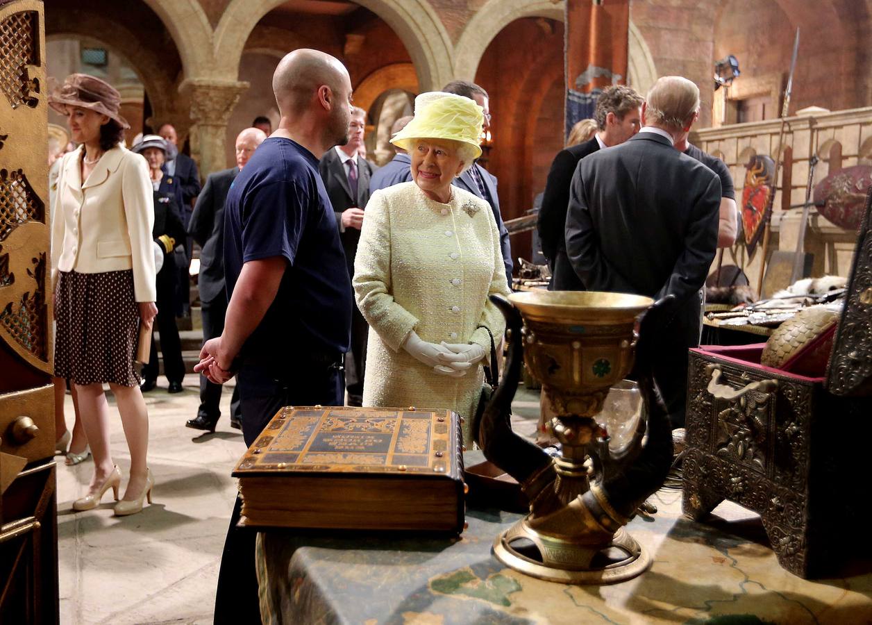 Isabel II, durante su visita al set.