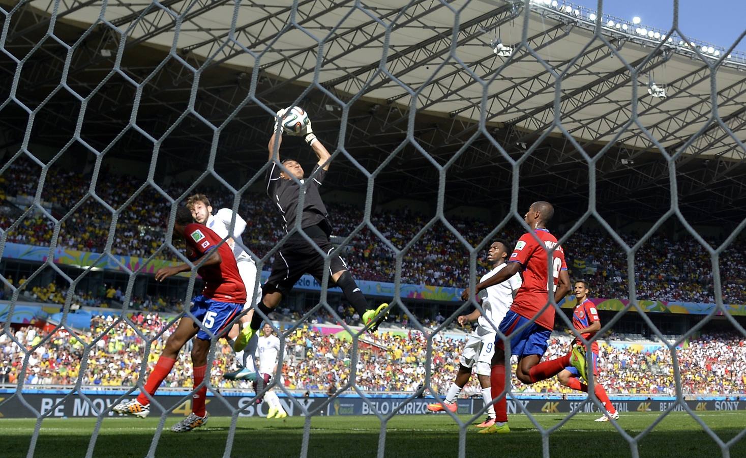 Navas detiene un balón por alto.