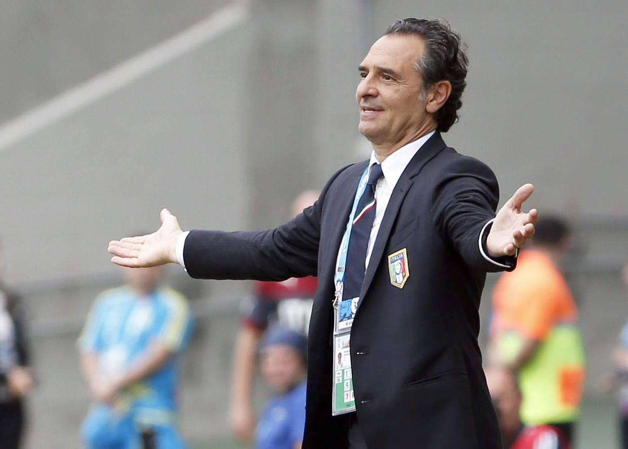 Cesare Prandelli discute una decisión del árbitro.