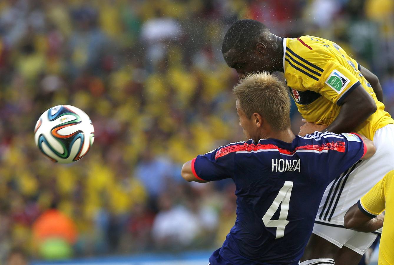 Honda pelea por una pelota