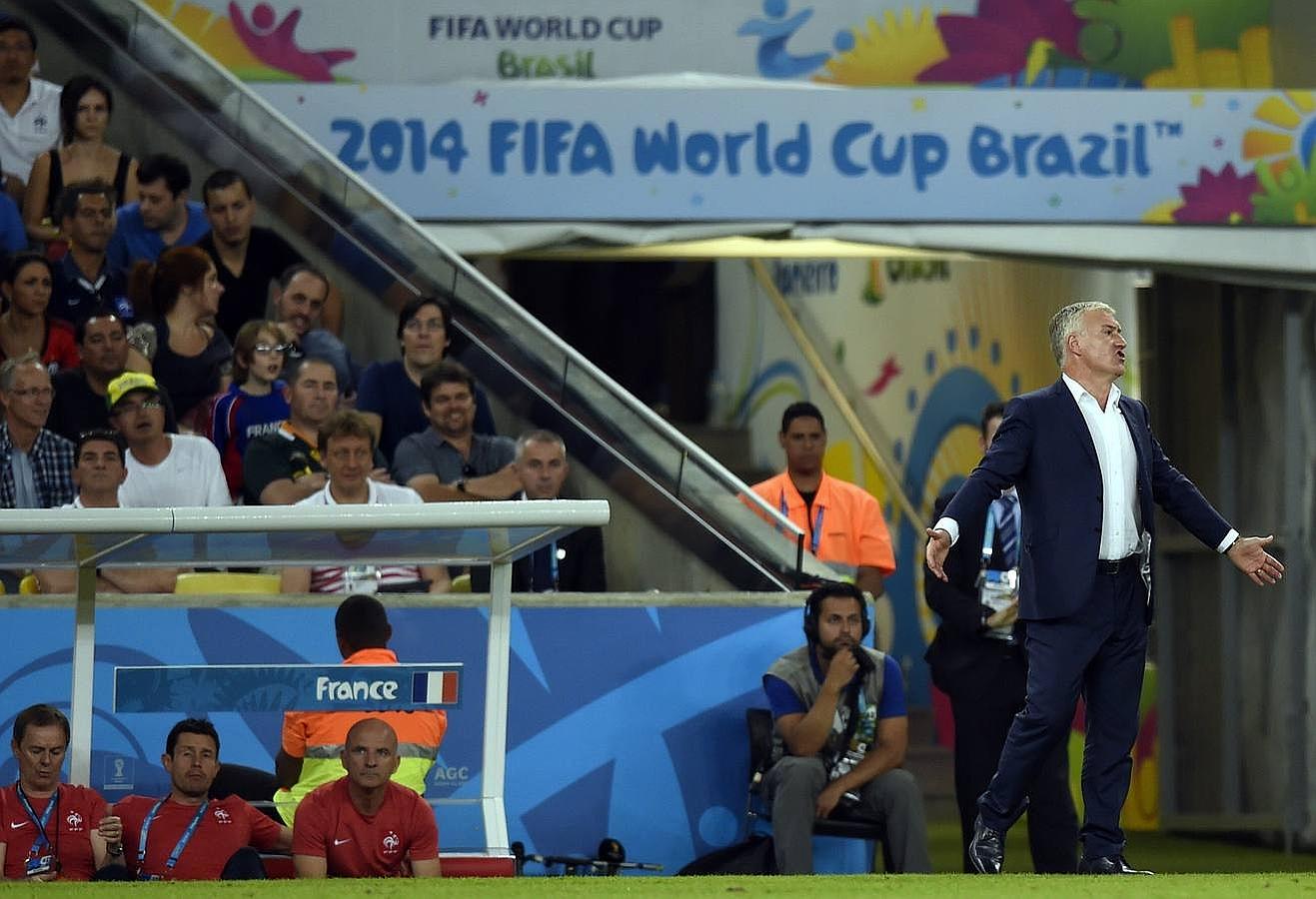 Deschamps protesta una decisión arbitral.