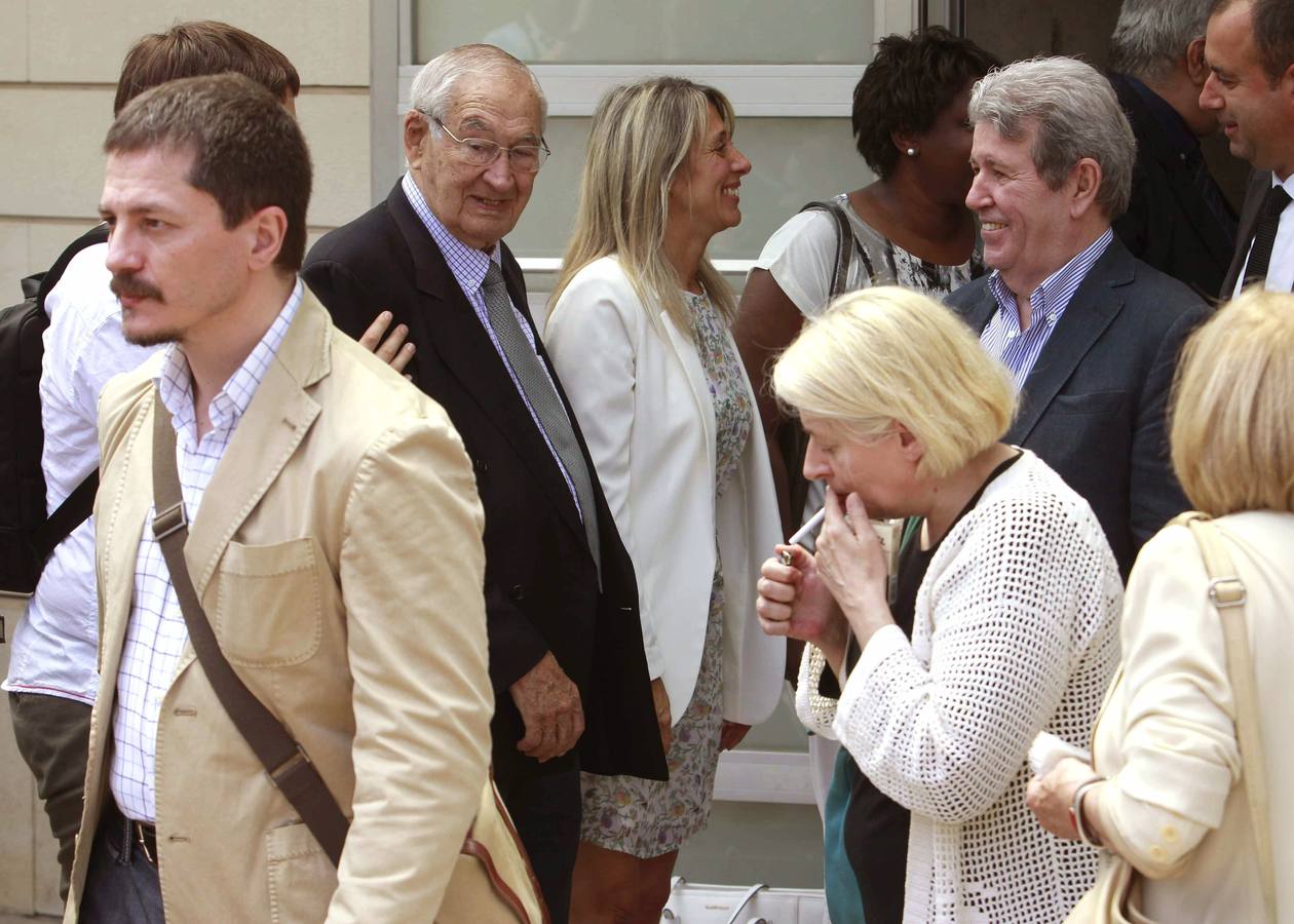 El editor Jorge Herralde (d) junto a familiares y amigos de la escritora Ana María Matute, a la salida del funeral celebrado hoy en el tanatorio de Les Corts.