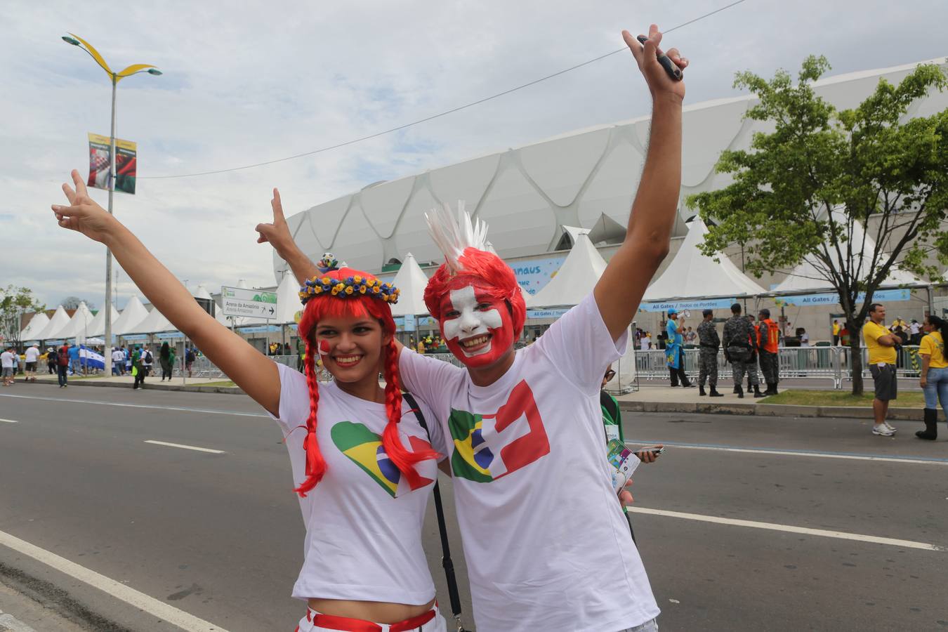 Duelo de aficionadas en el Mundial de Brasil (2)