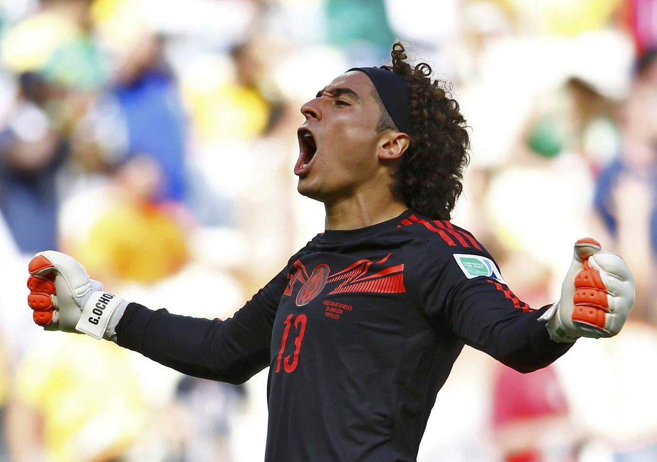 Ochoa celebra el gol de su equipo.