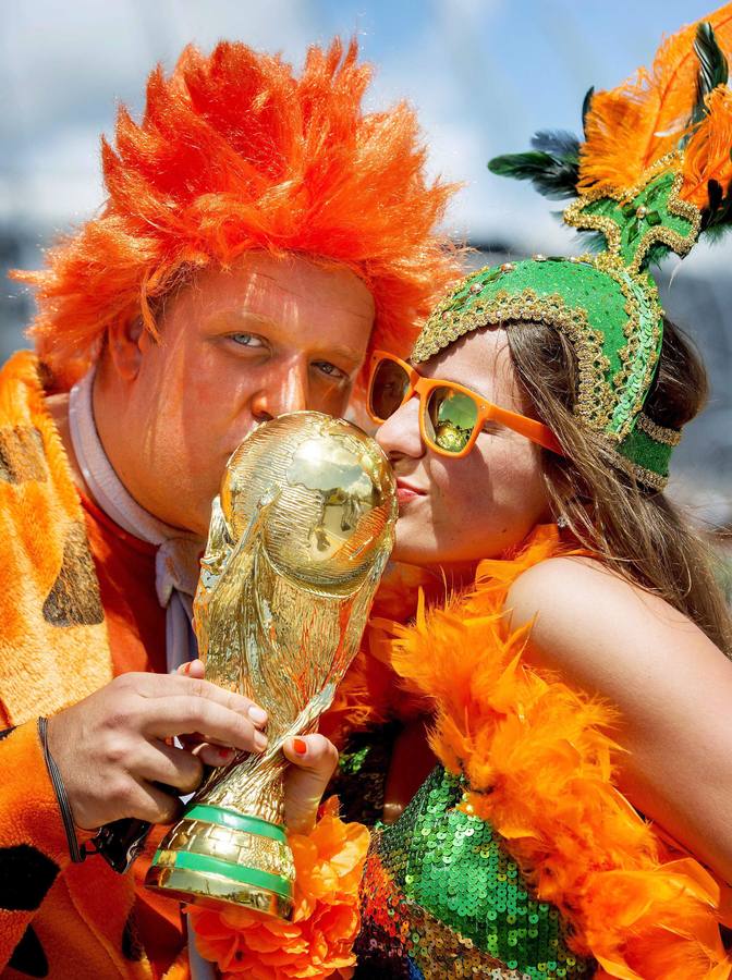 Duelo de aficionadas en el Mundial de Brasil (3)