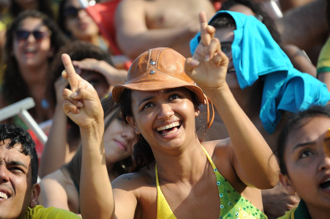 Duelo de aficionadas en el Mundial de Brasil (3)