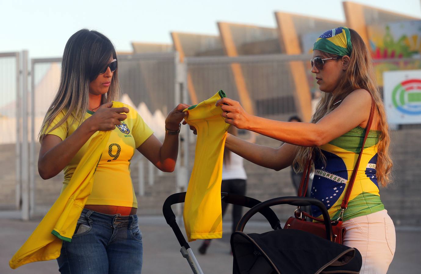 Duelo de aficionadas en el Mundial de Brasil (3)