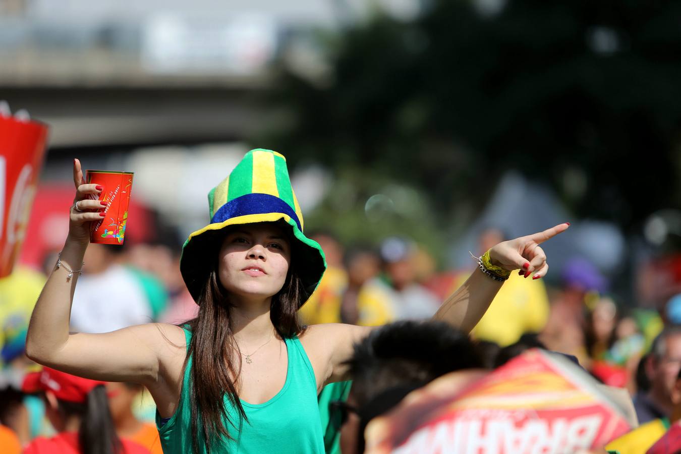 Duelo de aficionadas en el Mundial de Brasil (3)