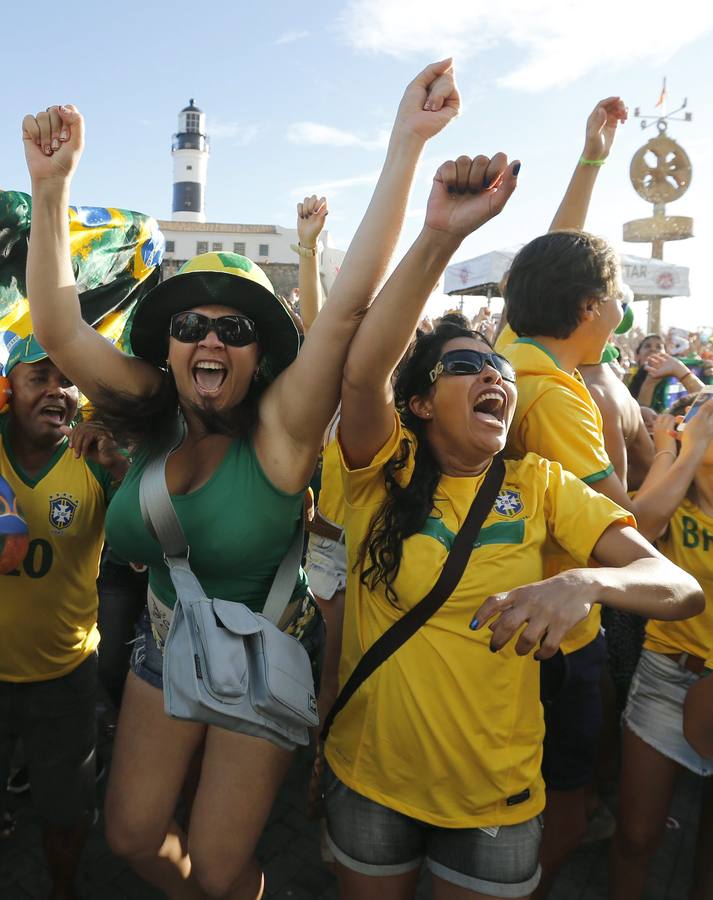 Duelo de aficionadas en el Mundial de Brasil (3)