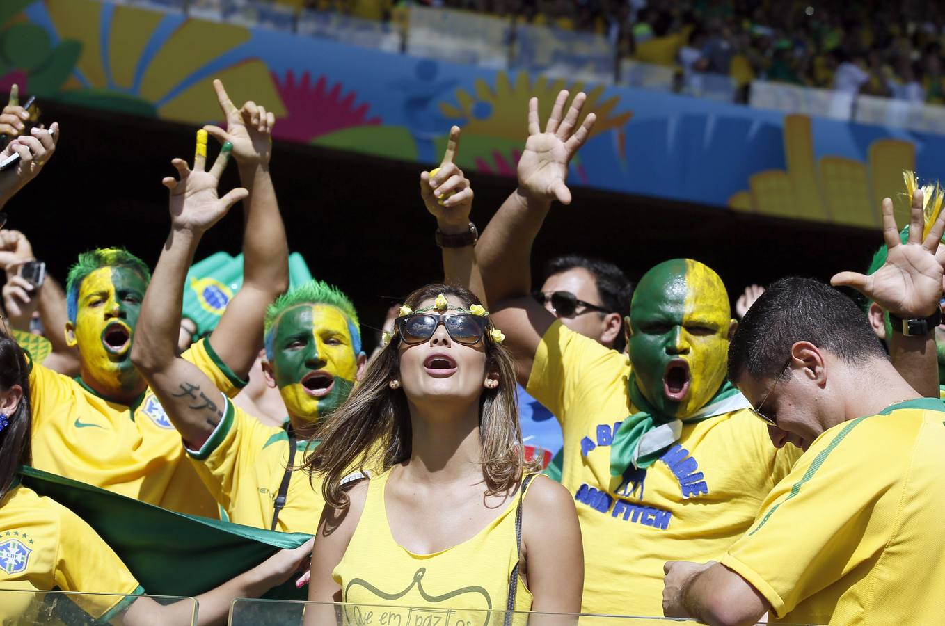 Duelo de aficionadas en el Mundial de Brasil (3)